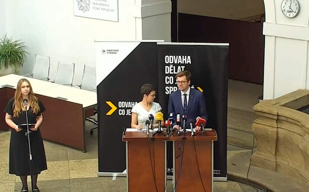 Poslance Pirátské strany Olga Richterová a Jakub Michálek na tiskové konferenci. Zdroj: PSČR