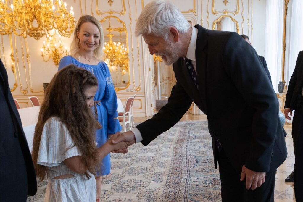 Prezident Petr Pavel přijal na hradě ukrajinskou dívku. Foto: twitter Petra Pavla