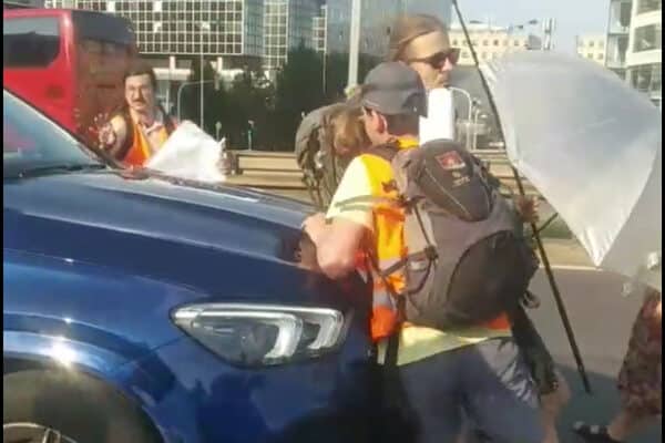 Vůz před sebou tlačí demonstranty blokující dopravu. Video: Poslední generace