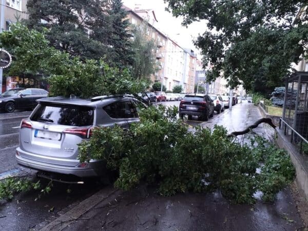 Do Česka míří silné bouřky.