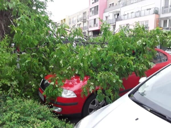 Do Česka míří silné bouřky.