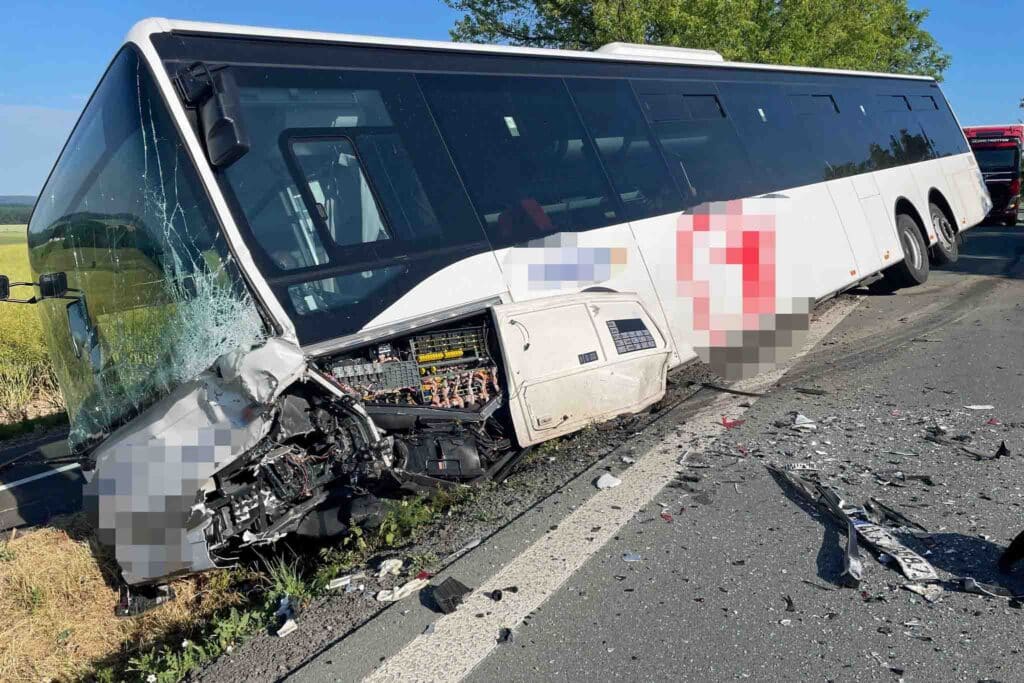 Nehoda autobusu na Rychnovsku. Foto: HZS KHK