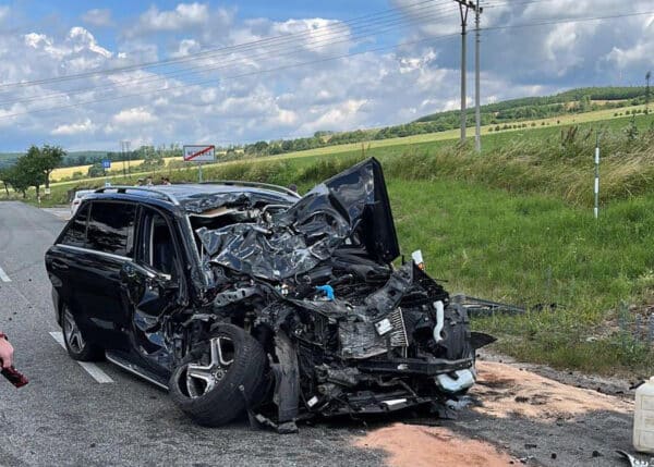 Nehoda dvou aut a autobusu se stala v obci Nezdenice. Foto: PČR a ZZS