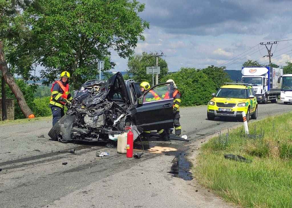 Nehoda dvou aut a autobusu se stala v obci Nezdenice. Foto: PČR a ZZS