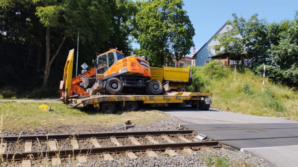 Nehoda vlaku a nákladního vozu ve Stráži nad Nisou. Foto: HZS