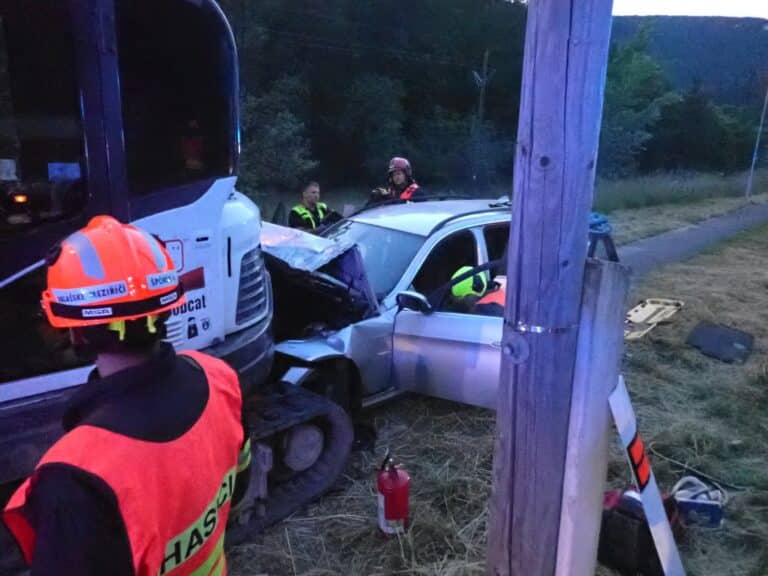 Auto v Rožnově pod Radhoštěm narazilo do bagru, řidič nepřežil. Foto: HZS Zlínského kraje