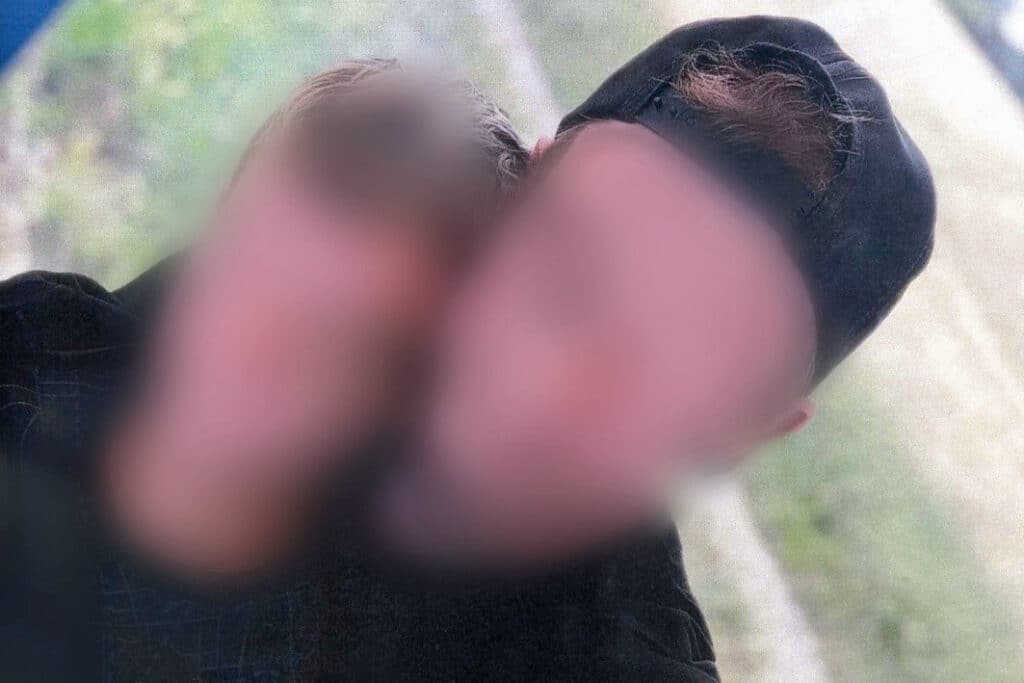 Obviněný mladík se malými chlapci i fotil. Zdroj: Policie ČR