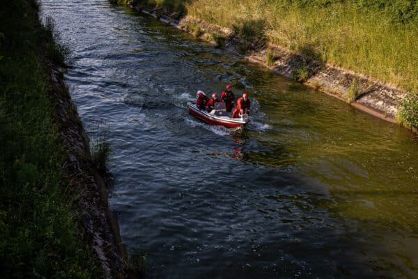 Hasiči a záchranáři bojovali o život rybáře. FOTO: HZS Královéhradeckého kraje / Michal Fanta