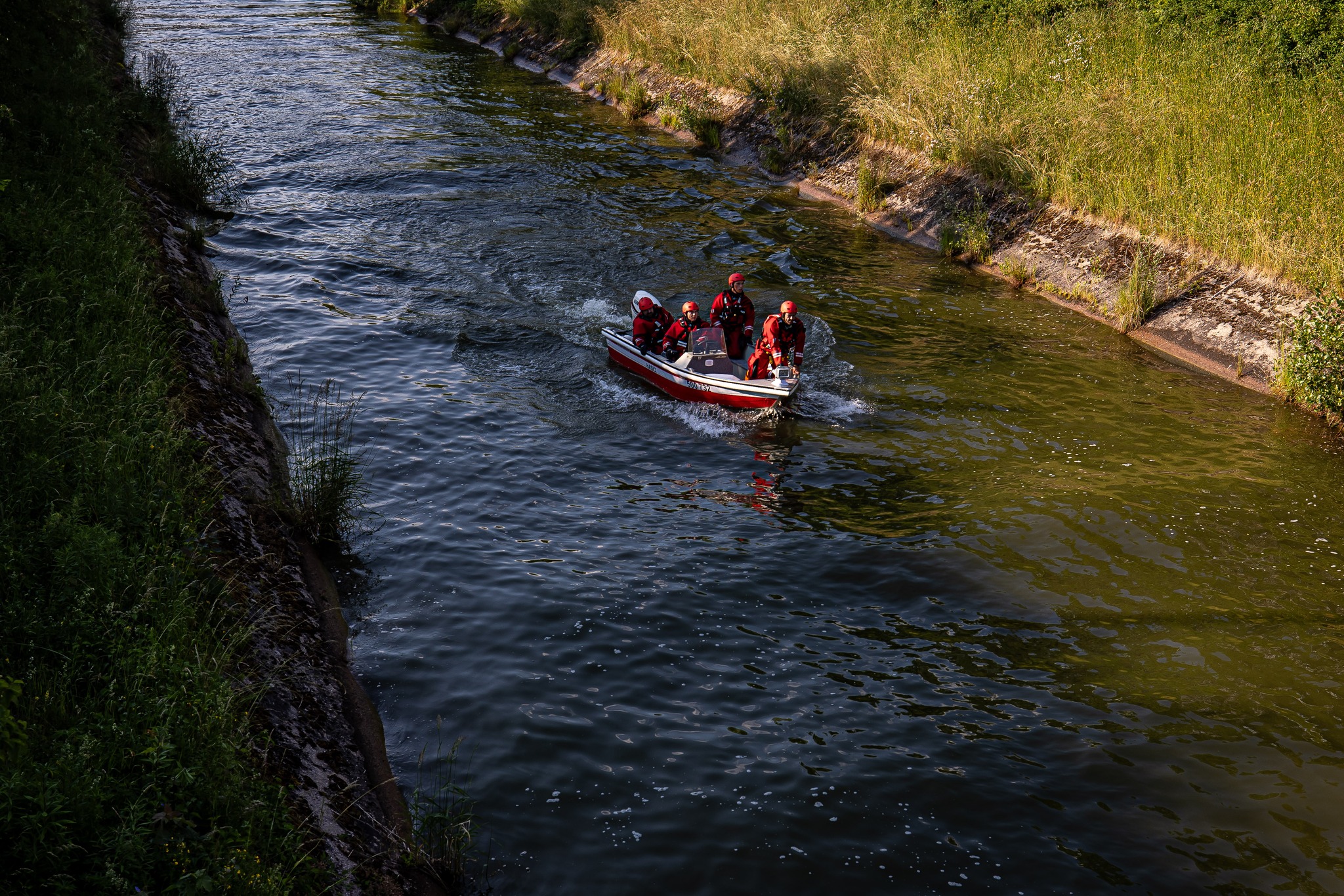Hasiči a záchranáři bojovali o život rybáře. FOTO: HZS Královéhradeckého kraje / Michal Fanta