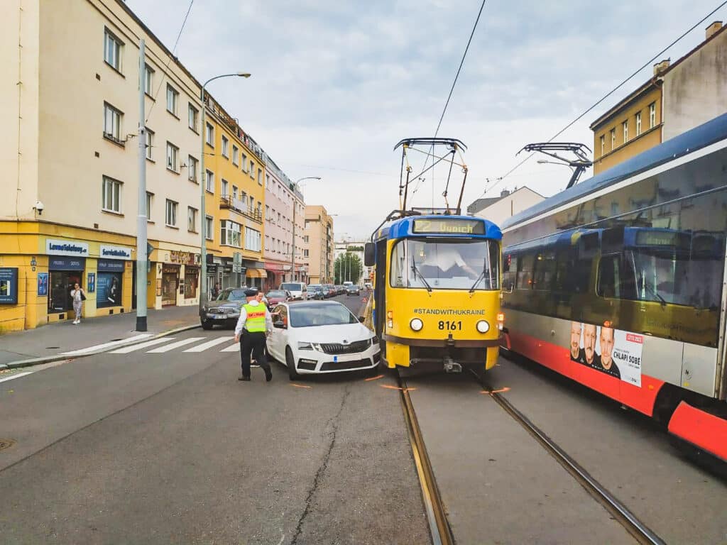 V Praze vyjely tramvaje v ukrajinských barvách. Jedna měla nehodu. FOTO: MHMP Simona Amiridu