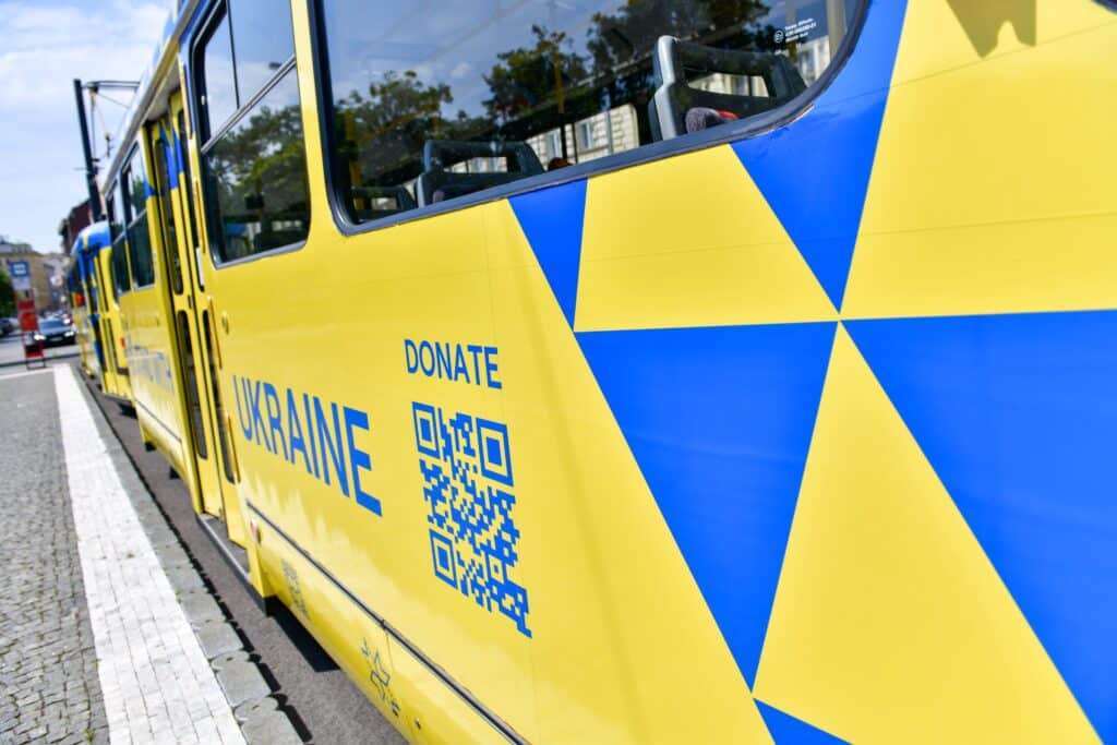 V Praze vyjely tramvaje v ukrajinských barvách. FOTO: MHMP Simona Amiridu