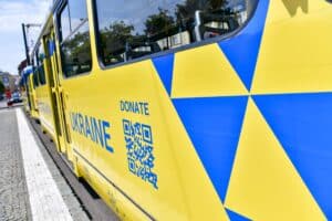 V Praze vyjely tramvaje v ukrajinských barvách. FOTO: MHMP Simona Amiridu