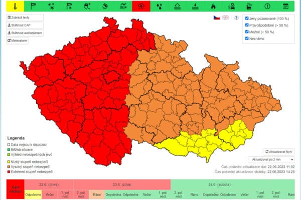 Do Česka míří silné bouřky.