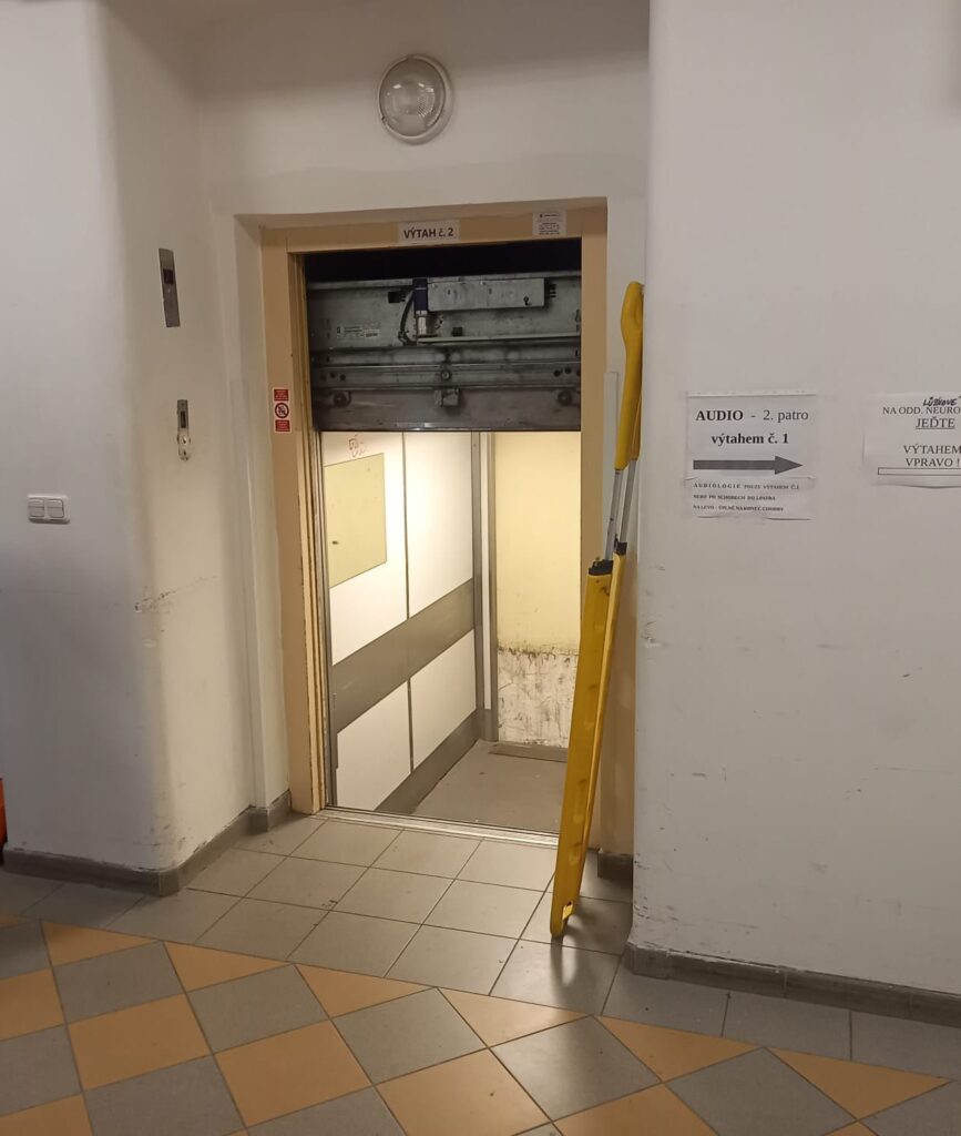 Poškozený výtah v nemocnici na Bulovce. Foto: HZS Praha