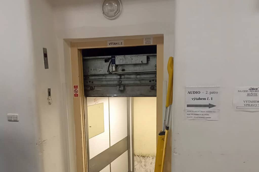 Poškozený výtah v nemocnici na Bulovce. Foto: HZS Praha