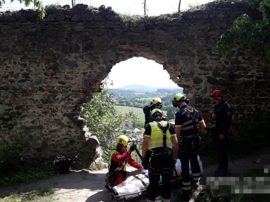 Záchranáři pomohli muži, který se zřítil z hradu Zbořený Kostelec. Foto: HZS STC