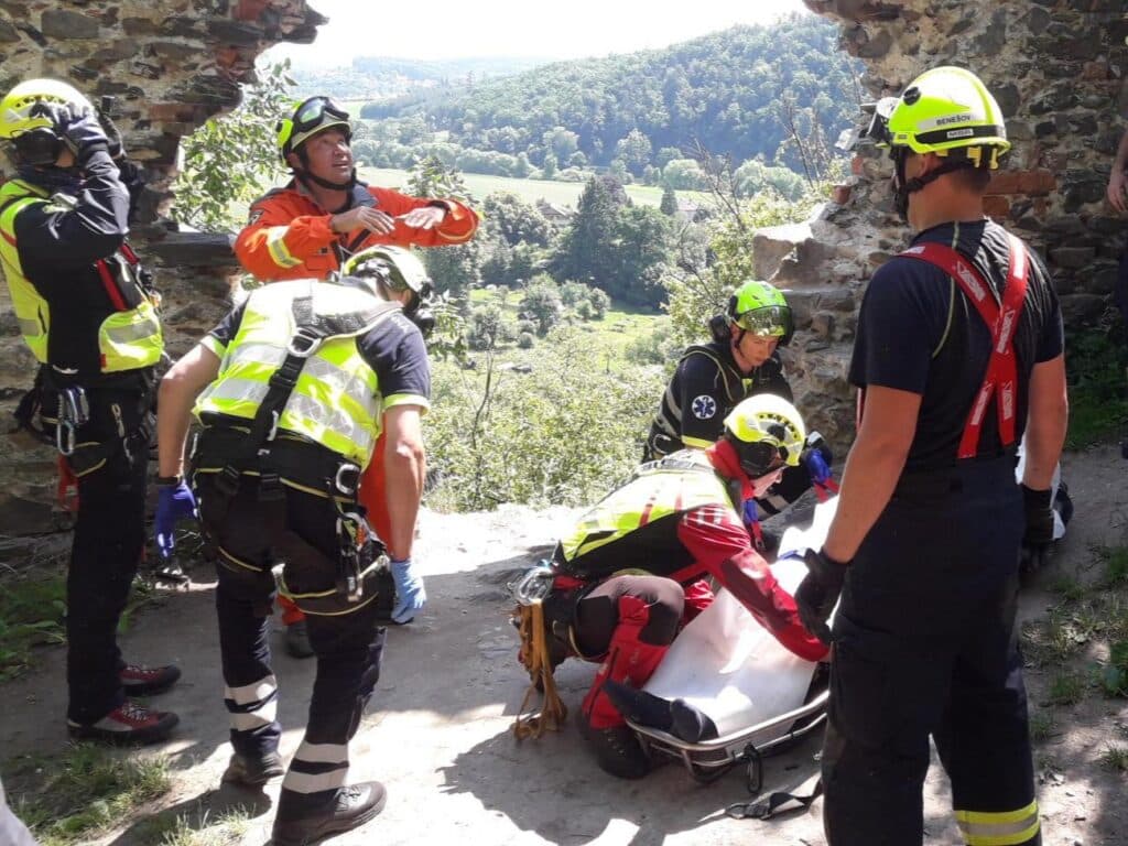 Záchranáři pomohli muži, který se zřítil z hradu Zbořený Kostelec. Foto: HZS STC