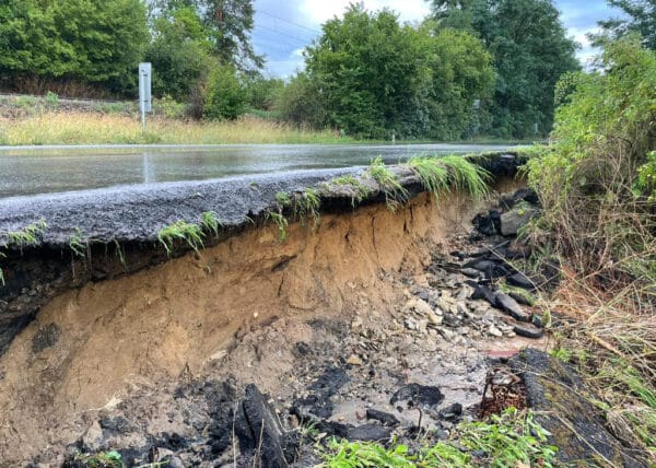 V Mělníku v Českolipské ulici déšť poškodil silnici. Foto: MěÚ Mělník