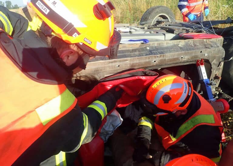 Auto vyjelo z dálnice D1 a skončilo na střeše v poli. Foto: HZS