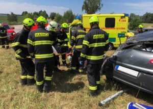 Nehoda dvou aut u exitu dálnice D1 Ostředek. Foto: HZS STC
