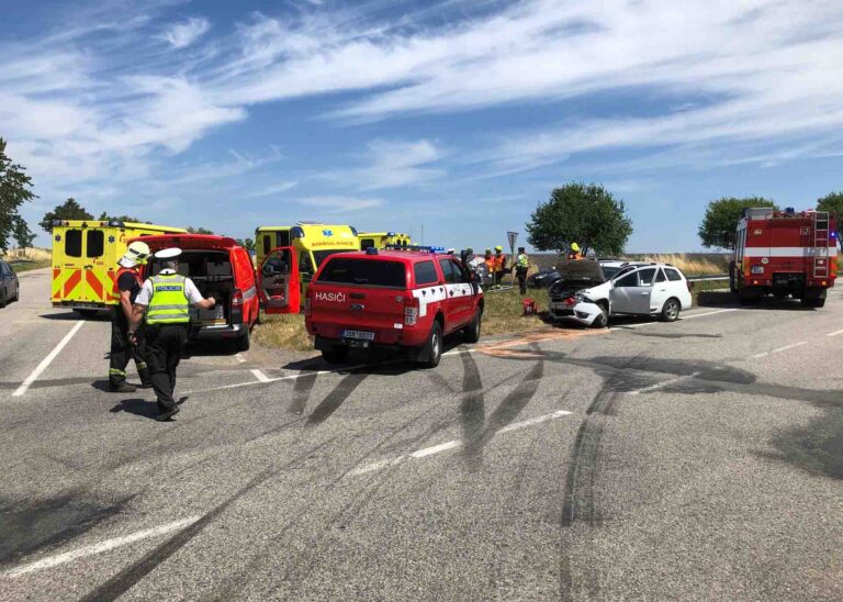 Nehoda dvou aut u exitu dálnice D1 Ostředek. Foto: HZS STC