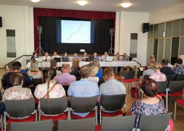 Desítky obavatel Benátek nad Jizerou přišli na projednání EIA k rozšíření dálnice D10. Foto: ČRzprávy.cz