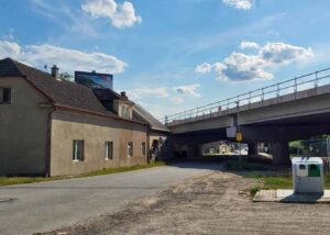 Na dálnici u Benátek staví protihlukové stěny. Při rozšiřování je zase zbourají. Dálnice je tam opravdu blízko domů. Foto: ČRzprávy.cz