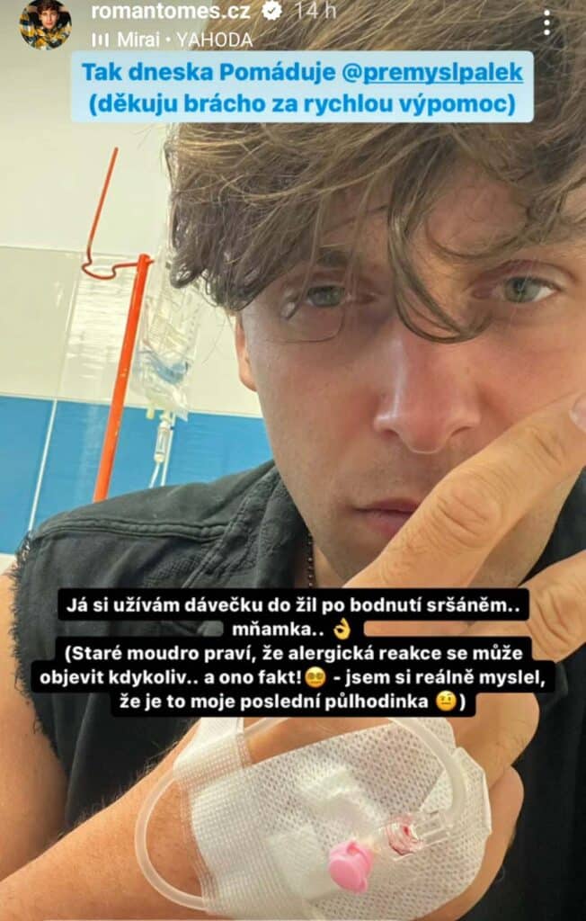 Roman Tomeš skončil po bodnutí sršněm v nemocnici. Foto: Instagram
