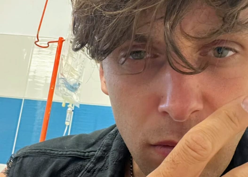 Roman Tomeš skončil po bodnutí sršněm v nemocnici. Foto: Instagram