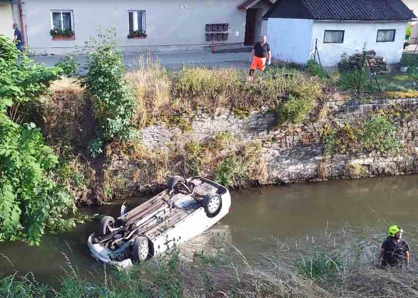 Auto v řece a na střeše skončila v úterý večer v Chocni. Foto: HZS Pardubického kraje
