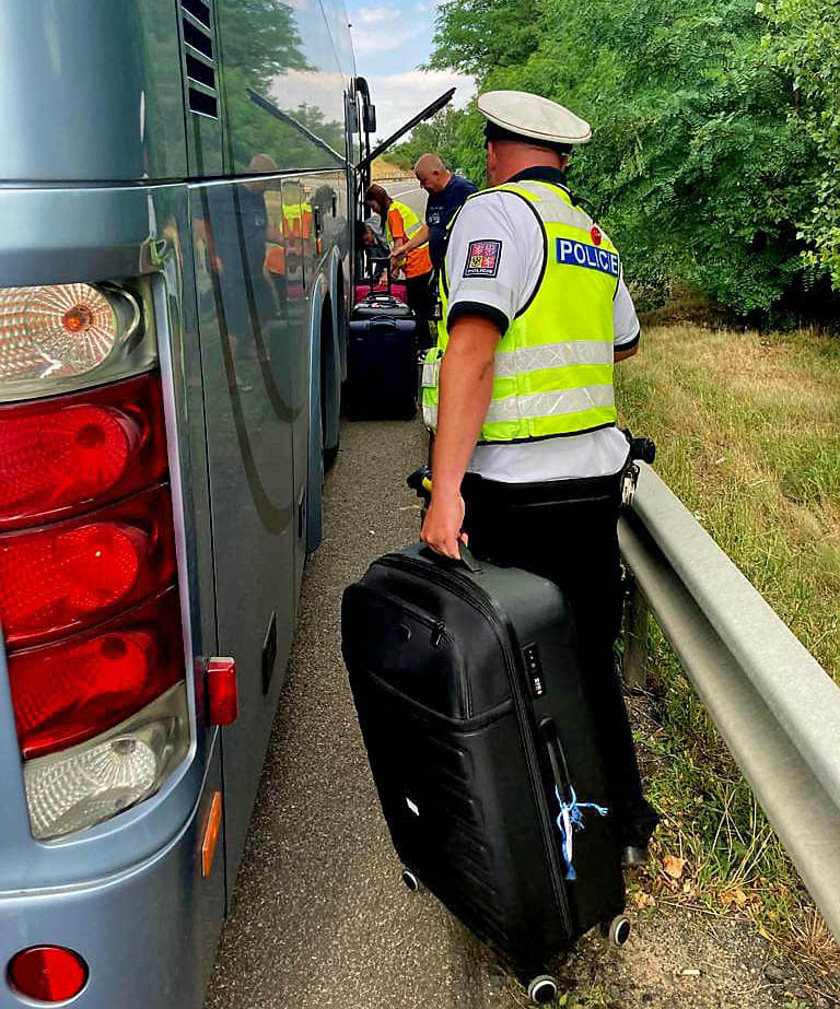 Autobus plný dětí měl technickou závadu v nepřehledné zatáčce na dálnici D10. Foto: PČR