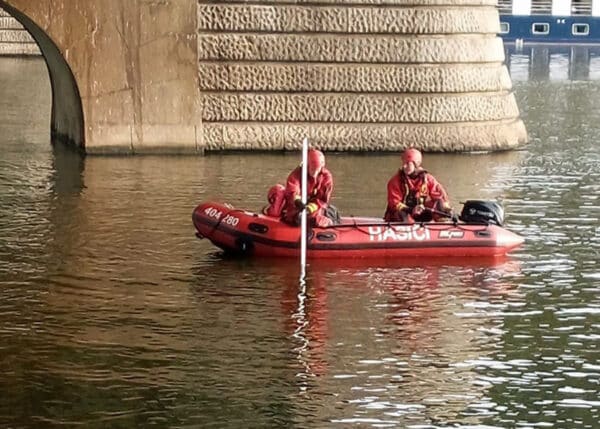 Hasiči našli ve Vltavě mrtvé tělo muže. Foto: HZS Praha