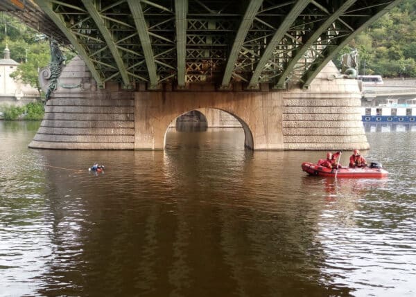 Hasiči našli ve Vltavě mrtvé tělo muže. Foto: HZS Praha