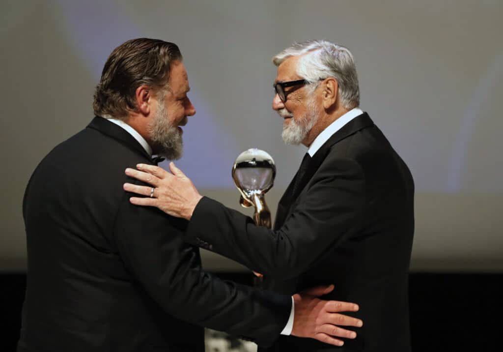 Russell Crowe přebírá ocenění od prezidenta festivalu Jiřího Bartošky. Foto: Film Servis Festival Karlovy Vary