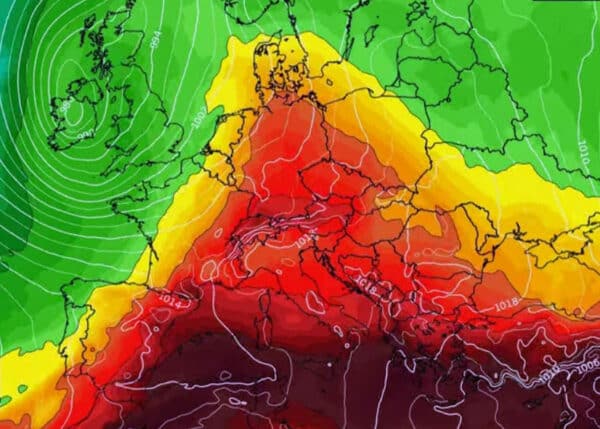 Očekávaný vývoj horka nad Evropou o víkendu. Zdroj: CHMU