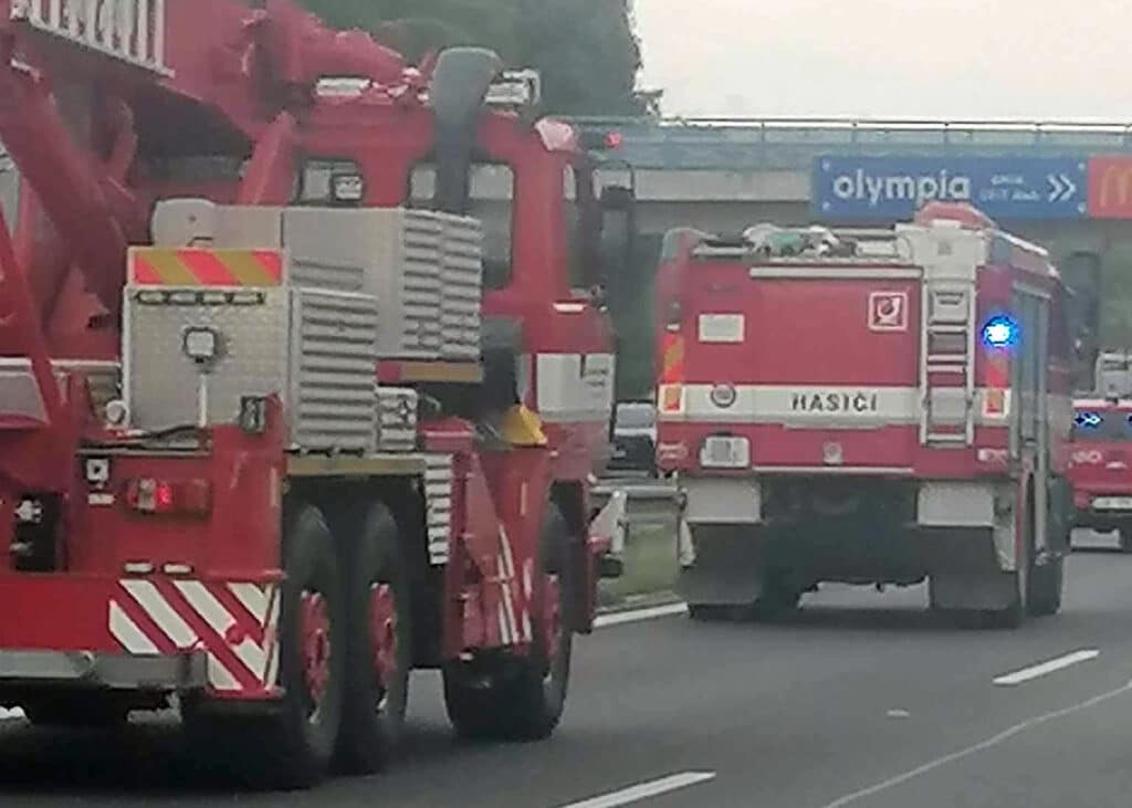 Pád elektrického vedení zastavil dopravu na dálnici D10. Foto: FB/Martin Zatloukal