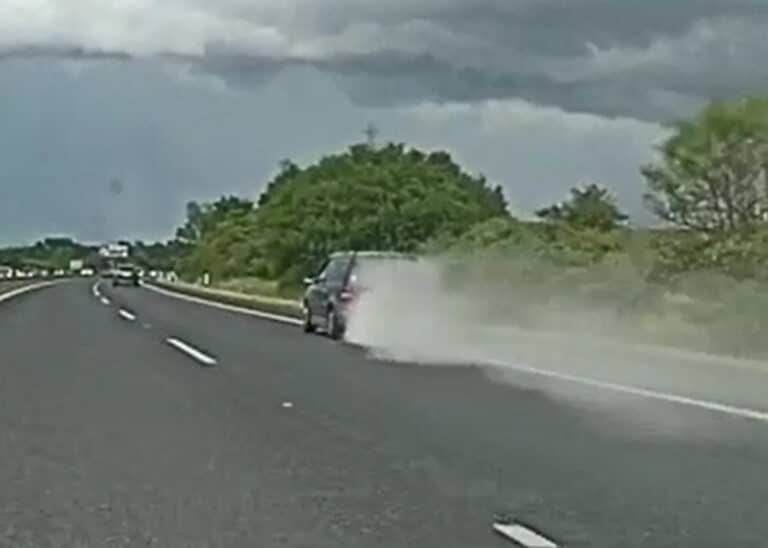 Kouřící auto projíždělo v neděli po D10. Video: ČRzprávy.cz