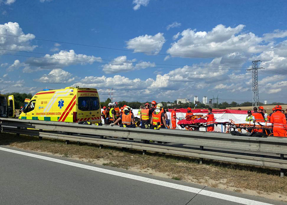 Tragická nehoda dvou autobusů na dálnici D2. Foto: PČR
