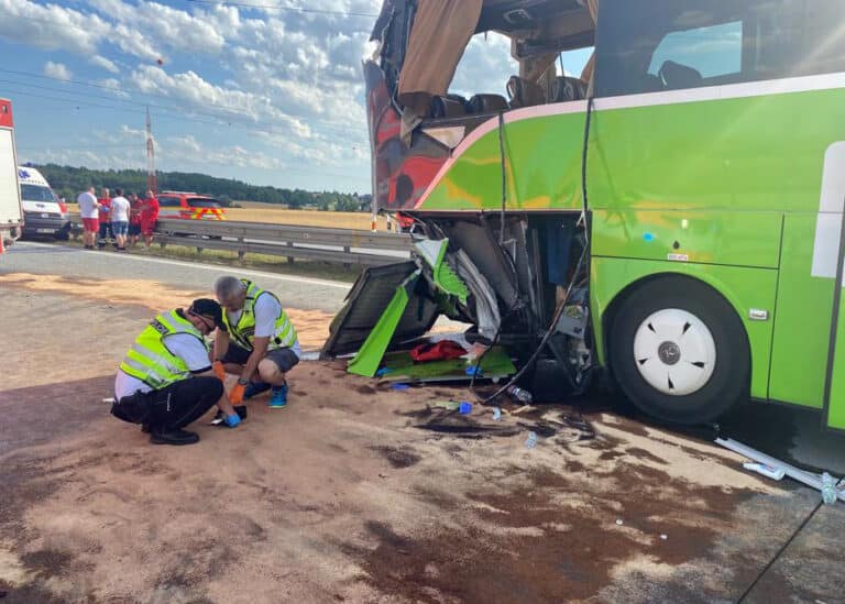 Poškozené autobusy po srážce na dálnici D2. Foto: PČR