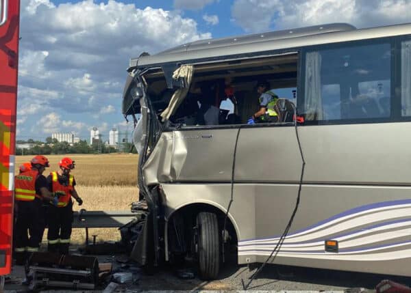 Poškozené autobusy po srážce na dálnici D2. Foto: PČR