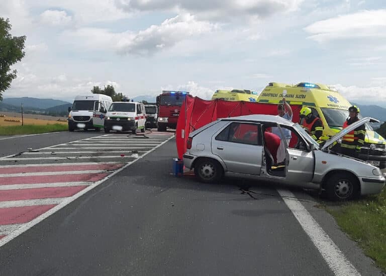 Tragická nehoda na silnici I/11 mezi Bludovem a Šumperkem. Foto: HZS OCK