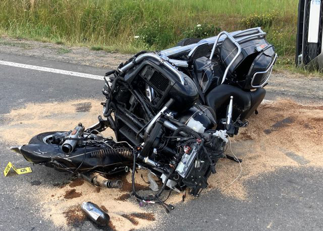 Tragická nehoda auta a motorky na obchvatu Chýnova. Foto: PČR