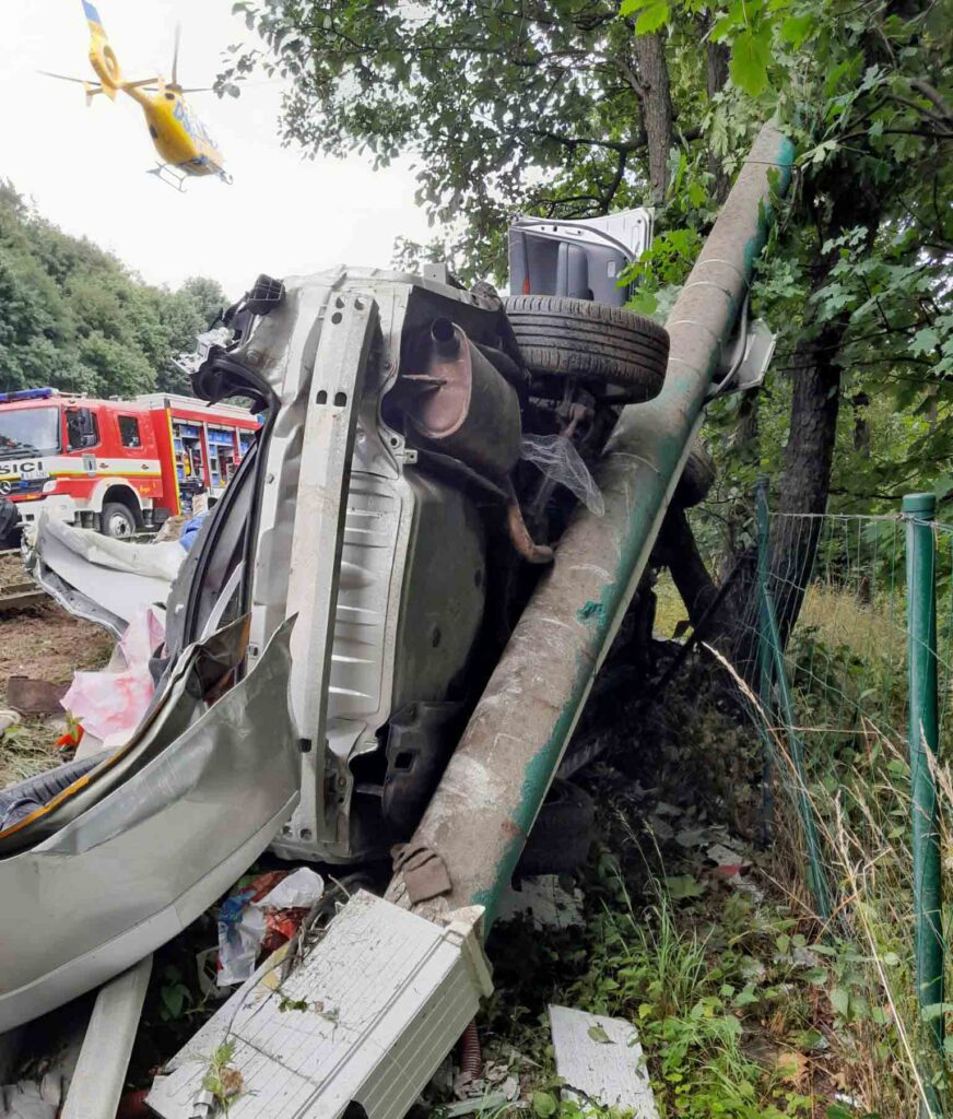Vážná nehoda u Hodkovic nad Mohelkou. Auto se vklínilo mezi sloup a svodidla. Foto: HZS LBK