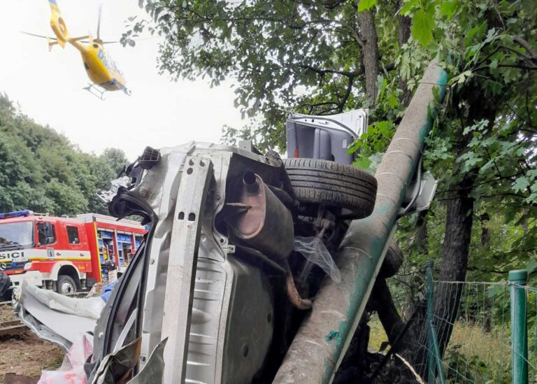 Vážná nehoda u Hodkovic nad Mohelkou. Auto se vklínilo mezi sloup a svodidla. Foto: HZS LBK