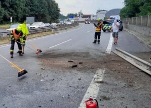 Vážná nehoda u Hodkovic nad Mohelkou. Auto se vklínilo mezi sloup a svodidla. Foto: HZS LBK