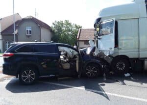Vážná nehoda auta a kamionu v Hranicích. Foto: HZS OCK