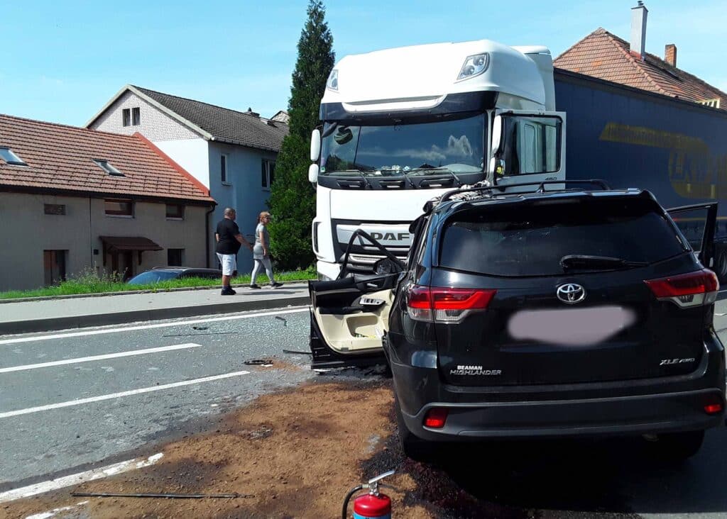 Vážná nehoda auta a kamionu v Hranicích. Foto: HZS OCK