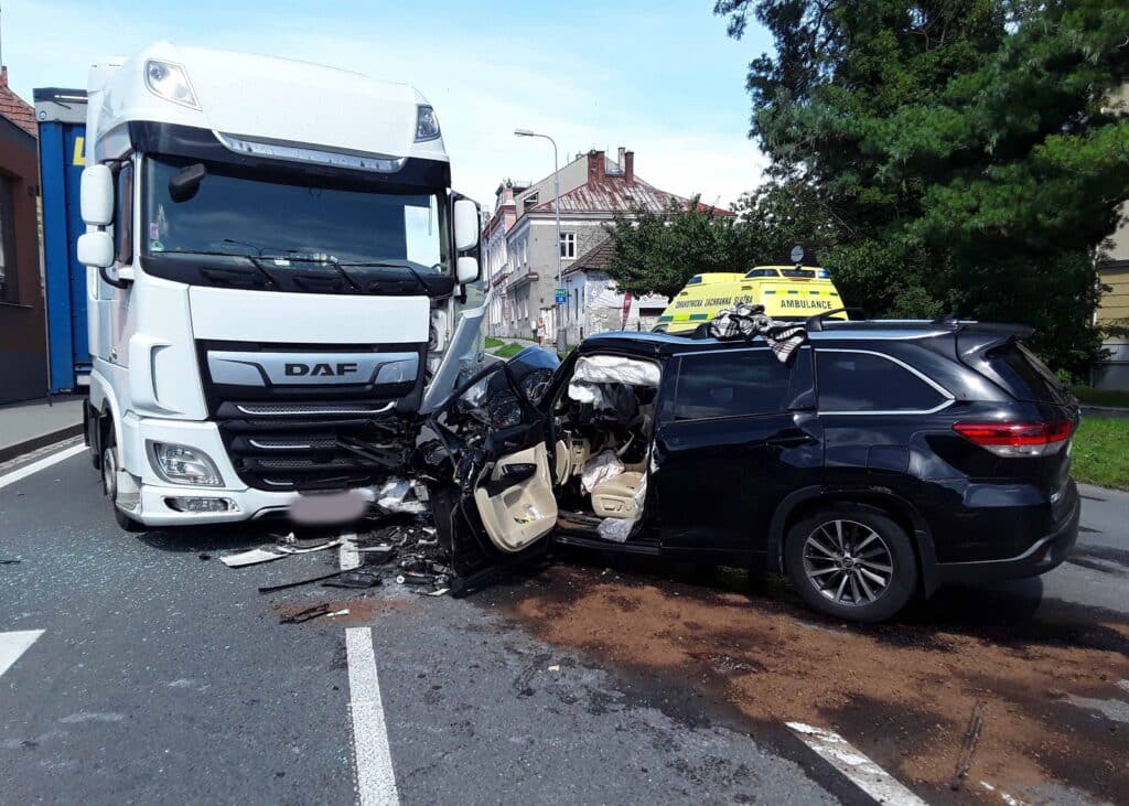 Vážná nehoda auta a kamionu v Hranicích. Foto: HZS OCK