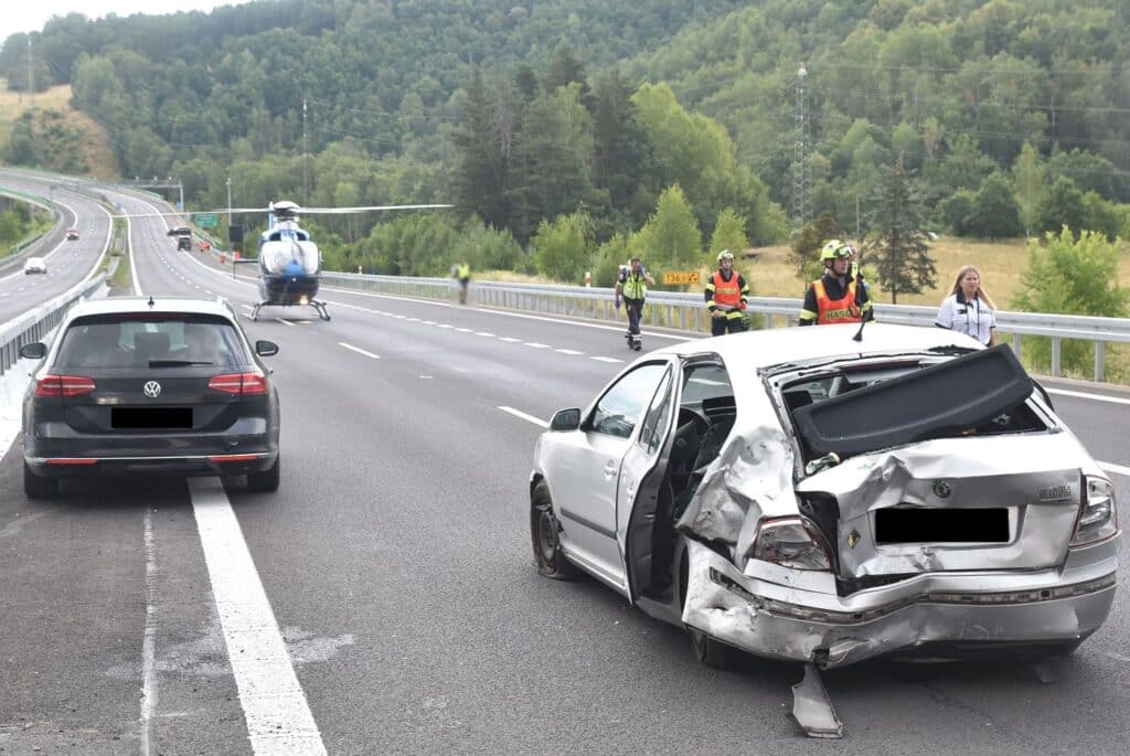 Vážná hromadná nehoda se stala v pátek večer na Karlovarsku. Foto: HZS