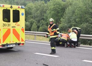 Vážná hromadná nehoda se stala v pátek večer na Karlovarsku. Foto: HZS